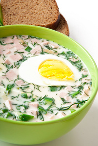 鸡蛋和绿色的冷蔬菜开菲尔汤