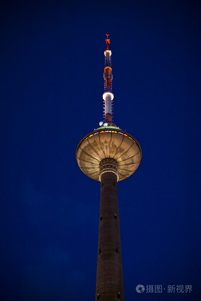 在晚上的广播电视塔