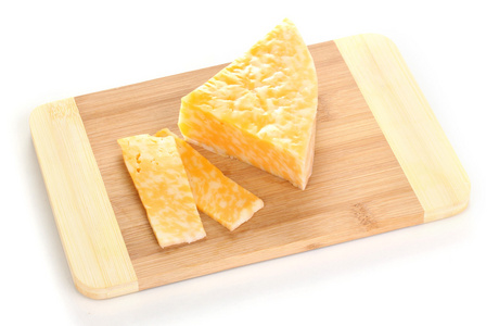 在菜板上白色隔离的奶酪