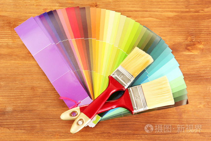 油漆刷和明亮的木制背景颜色调色板