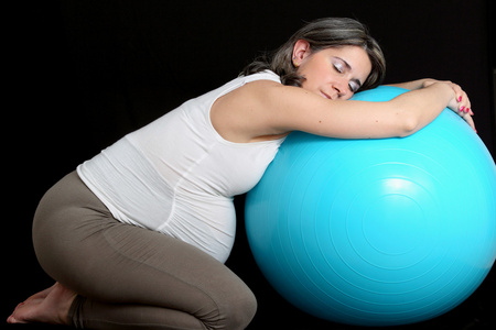 怀孕的女人和健身房球