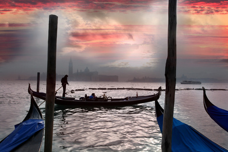 威尼斯和吊船在运河上