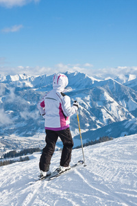 高山滑雪运动员山在背景中