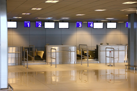 现代内部的终端在机场办理登机