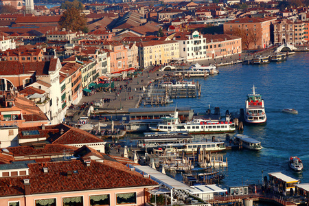 在威尼斯与小船在港口的主要柱廊