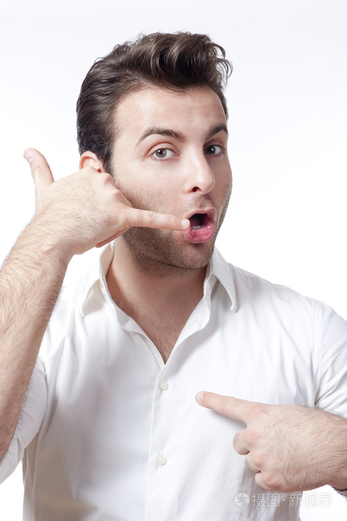 cd を保持している男男人做给我打电话的手势