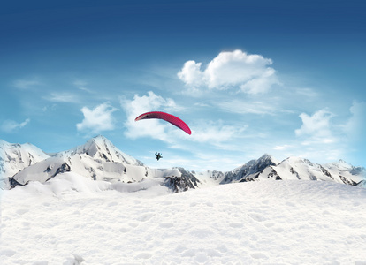 山景观与雪和飞翔在天空的男人