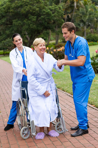 备受好评的年轻医生和护士帮助高级病人得到了从轮椅