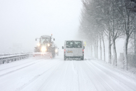 在荷兰的暴风雪中驾驶的扫雪图片