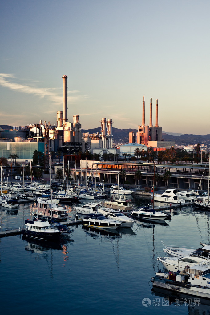 巴塞罗那的小游艇船坞与许多游艇按横向的观点