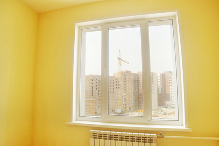 一些房子中的窗口在新房子的房间中的窗口照片