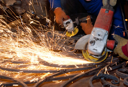 工人焊接金属。生产和建设