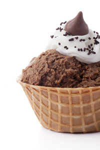 裁剪图像的巧克力冰淇淋在糖锥