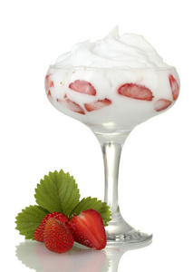 成熟的草莓奶油白色上孤立 glass