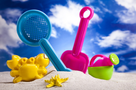 在沙滩上五颜六色的塑料玩具