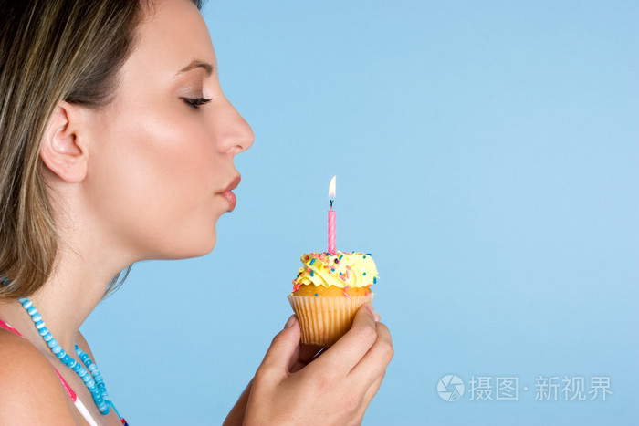 生日女孩吹蜡烛照片-正版商用图片19qjnk-摄图新视界