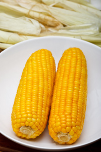 刚煮熟的玉米照片图片