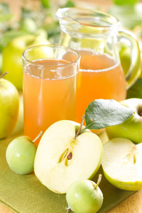 苹果汁和新鲜水果用叶子