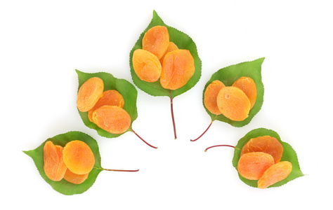 美味杏干孤立在白色的绿色叶子上
