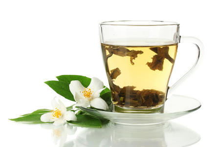 杯绿茶与孤立在白色的茉莉花