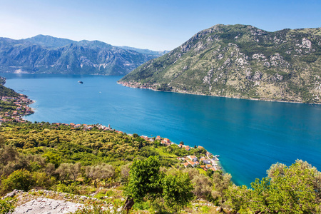 美丽的小山和海景