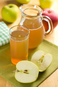 苹果汁和新鲜水果用叶子