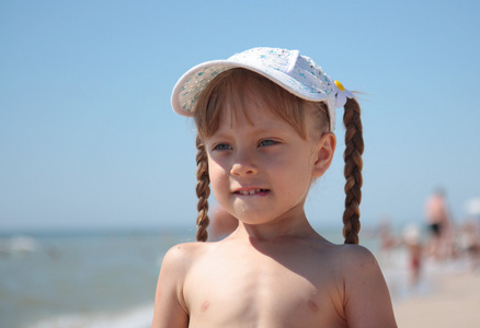 在海滩上玩一个小女孩的肖像