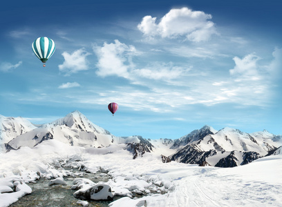 山风景与雪和流和热空气气球 flyi
