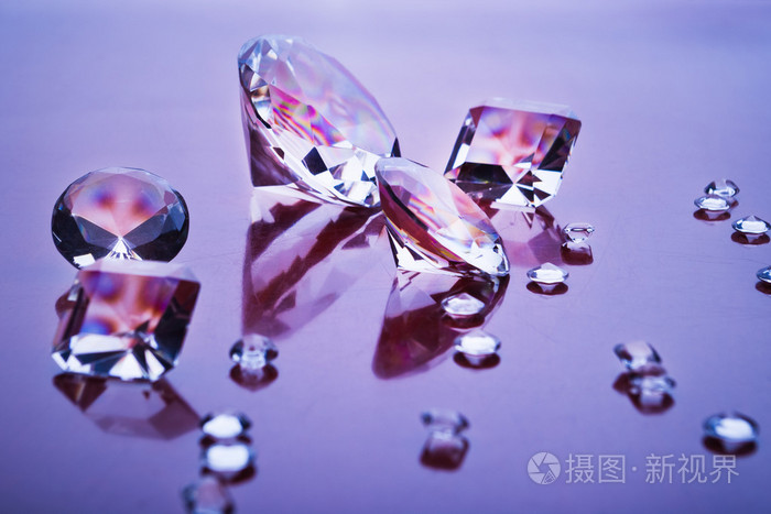 钻石在紫色光