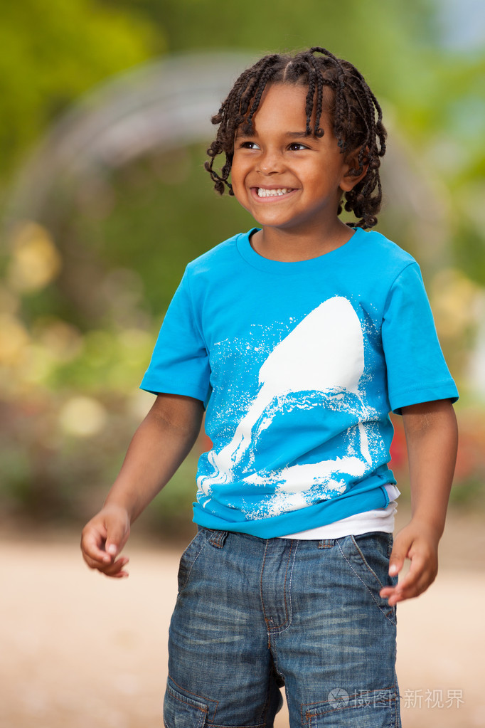 一个可爱的非洲裔美国小男孩的肖像