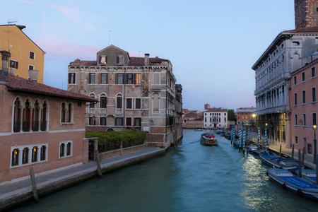 在威尼斯运河，意大利在晚上