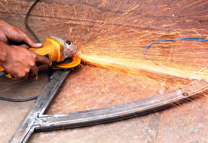 使用电动锯切机为平滑的机修工