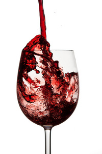 在葡萄酒的水晶杯中的红酒
