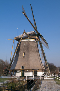 在冬天的荷兰风车图片