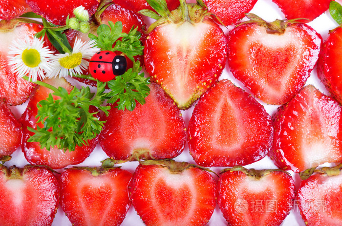 新鲜草莓切片和瓢虫