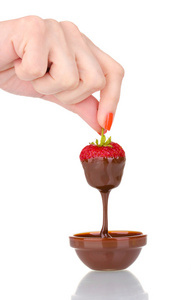 在巧克力上白色隔离拿草莓的手