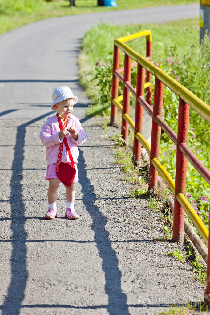 小女孩在步行