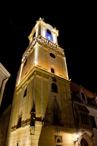 在晚上，拉迪斯拉发斯洛伐克的旧市政厅。