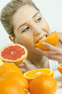 柑橘类水果的年轻女人的肖像