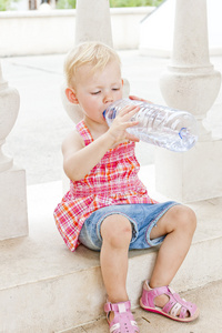 小女孩饮用水