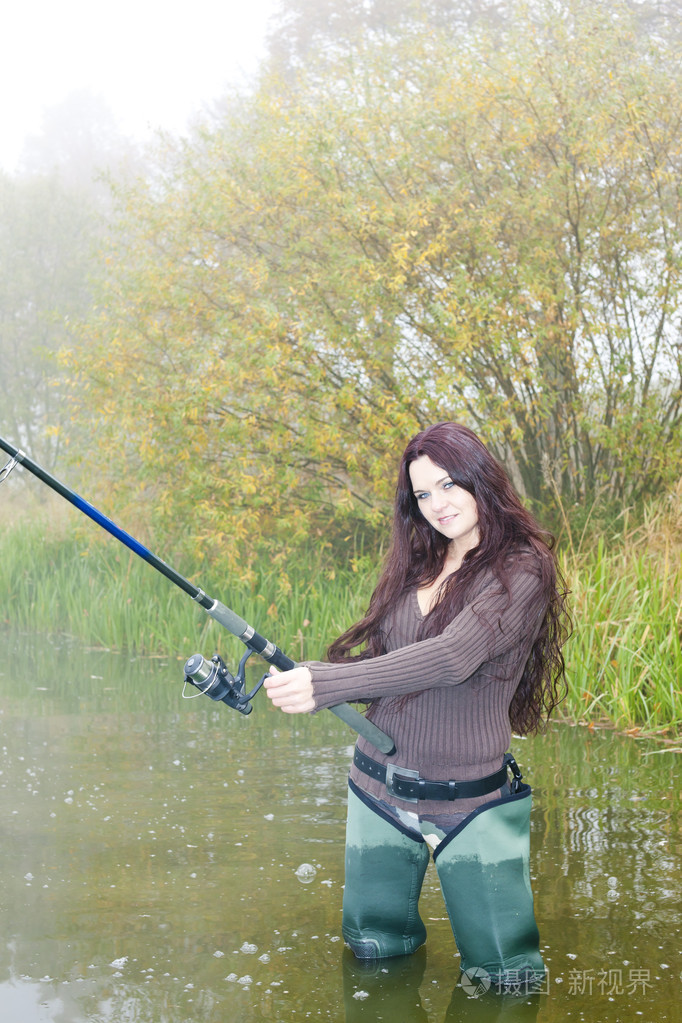在池塘里钓鱼的女人
