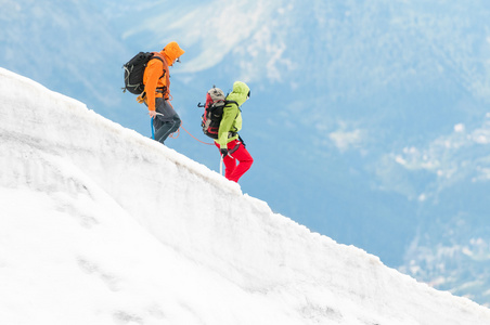 两个登山徒步