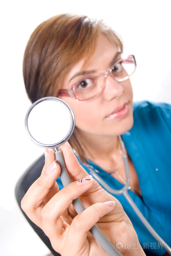 年轻医生医生用听诊器