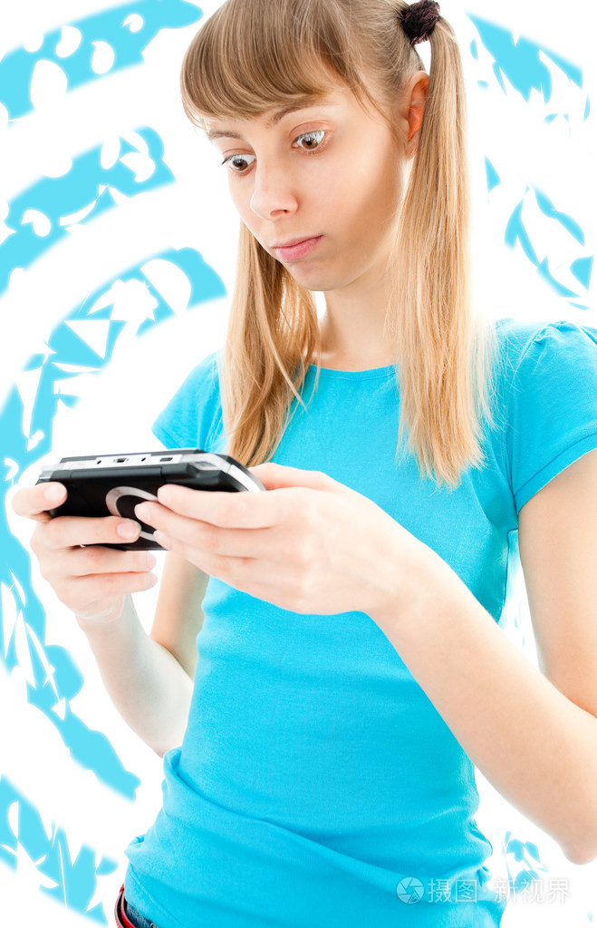 年轻女孩玩视频游戏