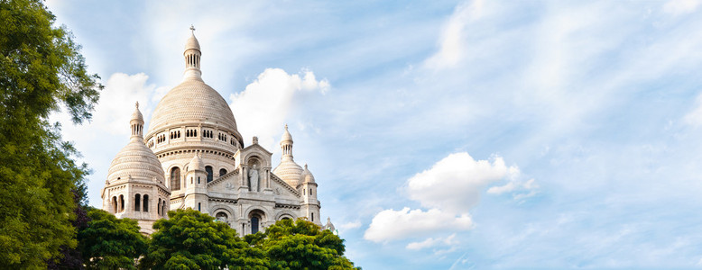宽视图的巴黎圣心大教堂