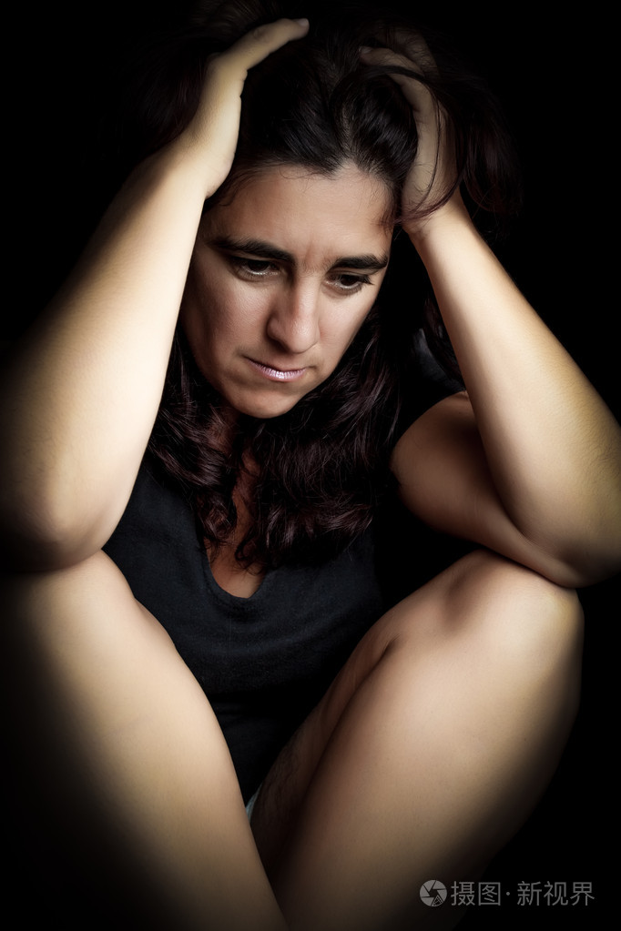 坐在地上的沮丧和伤心的女人