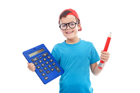 男孩与大型计算器和铅笔