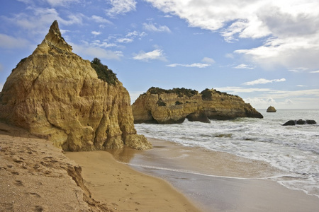 岩石中的海洋在普拉亚达罗沙在葡萄牙