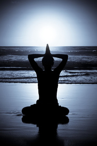 冥想 爱和沉思，日落时在海滩上瑜伽