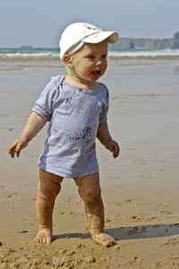 可爱的小宝贝在海滩